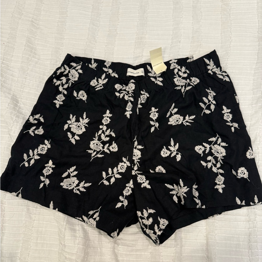 Abercrombie & Fitch Black & White Embroidered Linen Shorts. XL. NWT.